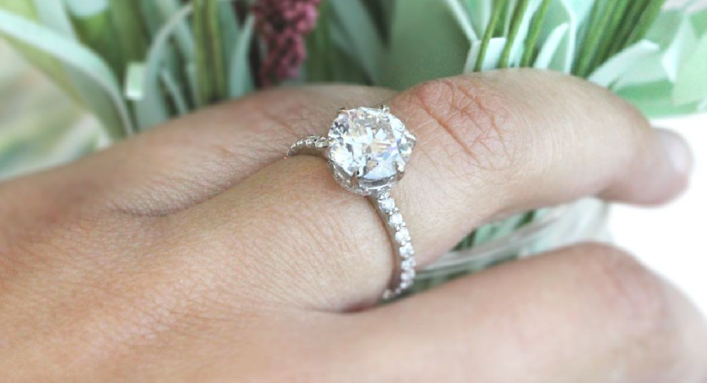 round hidden halo ring 