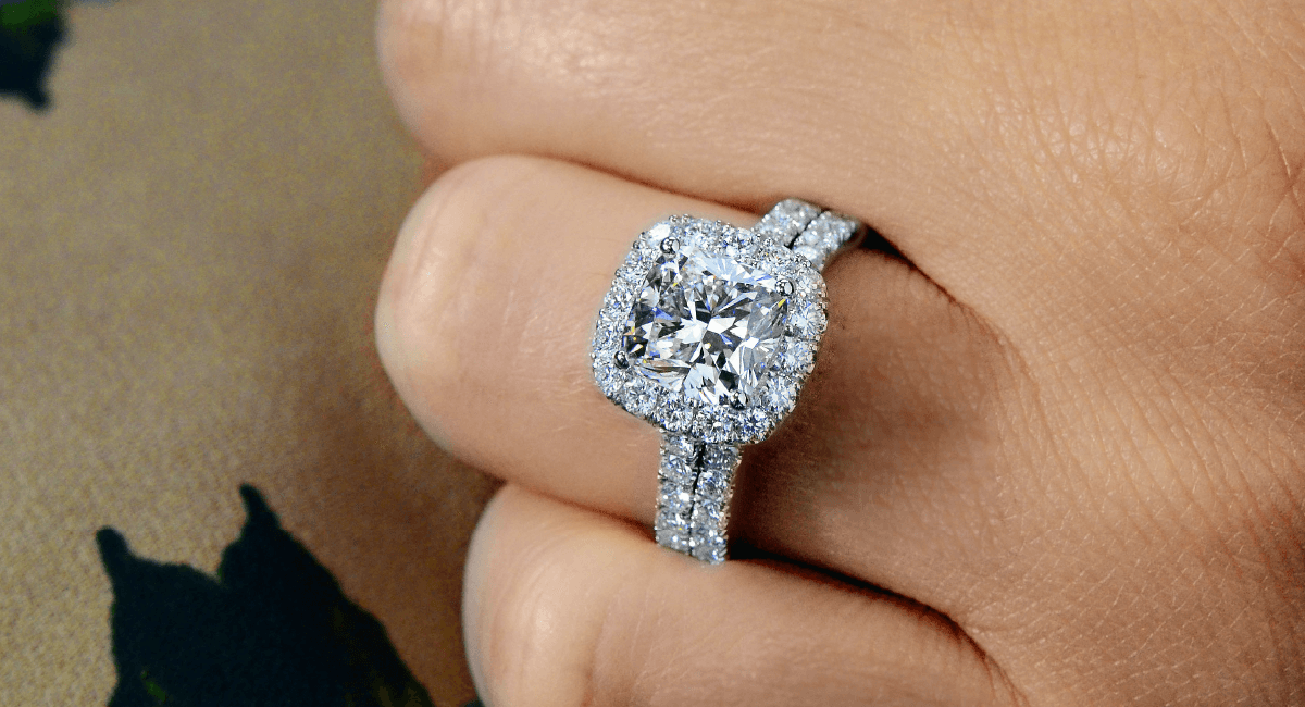 The sizes and weights of diamonds can vary, causing different fingers to appear differently. When purchasing a 15-carat diamond engagement ring, one important consideration should be how the diamond will appear on your finger, especially in terms of its size.